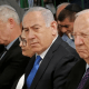 Gantz (E) e Netanyahu (C). (Foto:Reprodução)