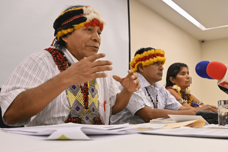 indigenas-peruanos-denunciam-d