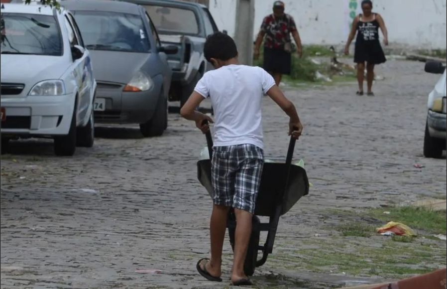 na-contramao-da-media-nacional