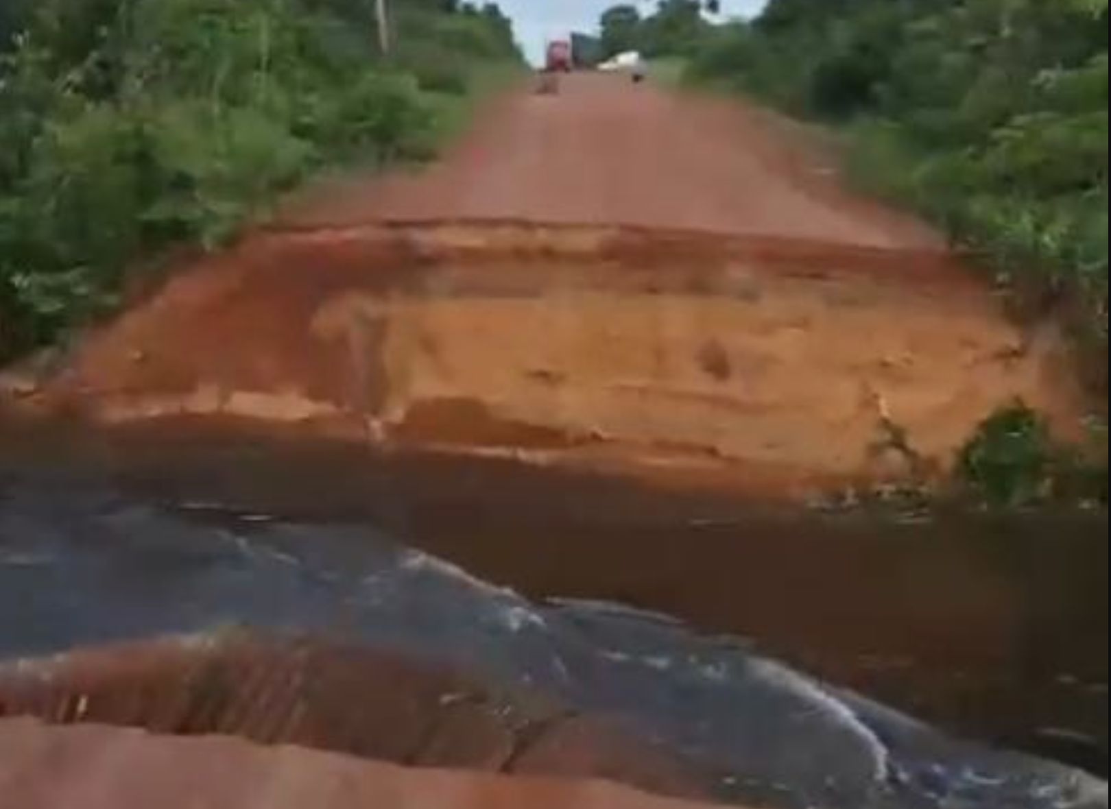 rompimento-de-bueiro-na-transa