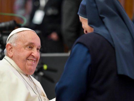 papa-francisco-e-colocado-no-c