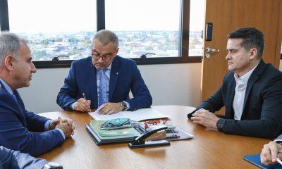prefeito-david-almeida-assina-