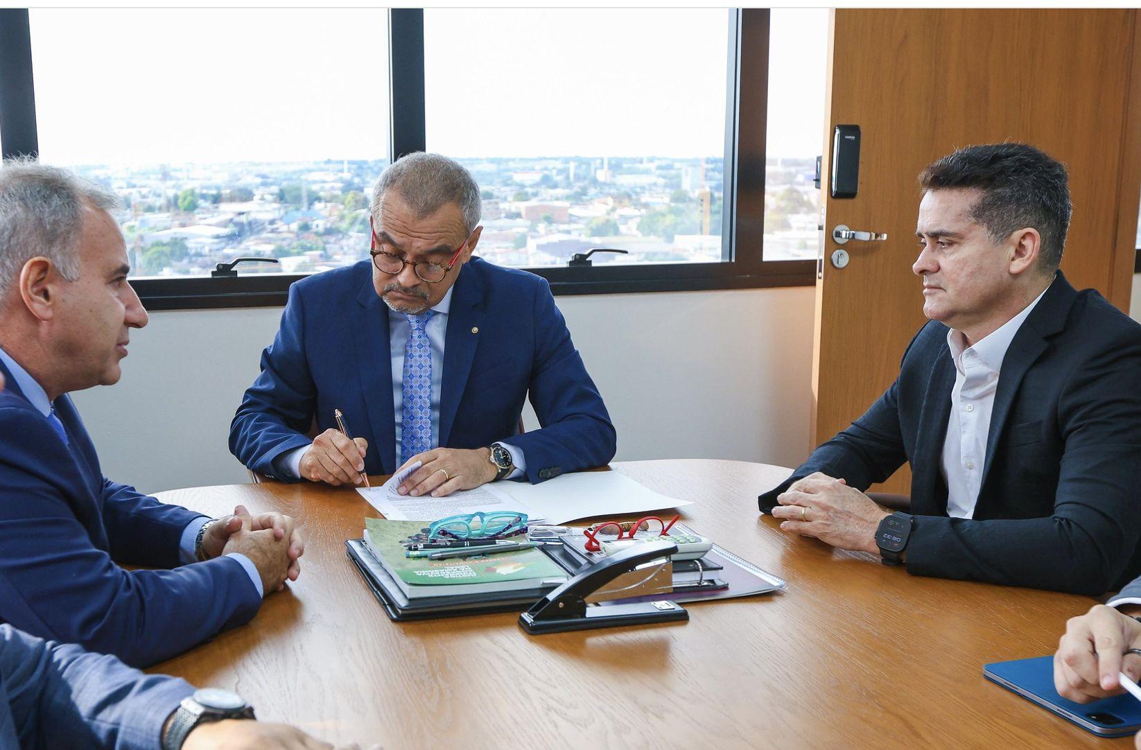 prefeito-david-almeida-assina-