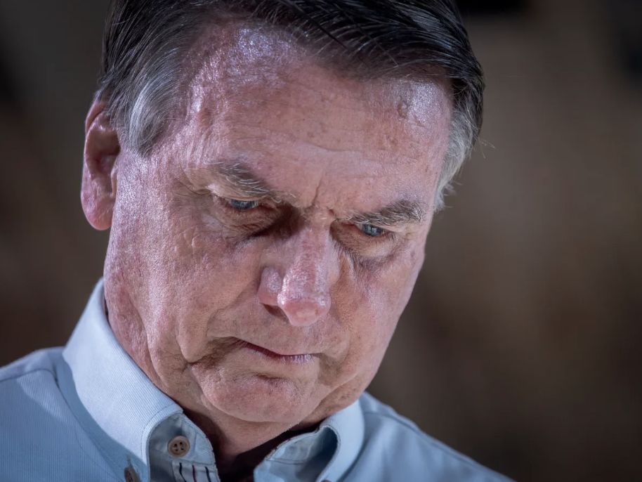 bolsonaro-e-mais-sete-sentam-h