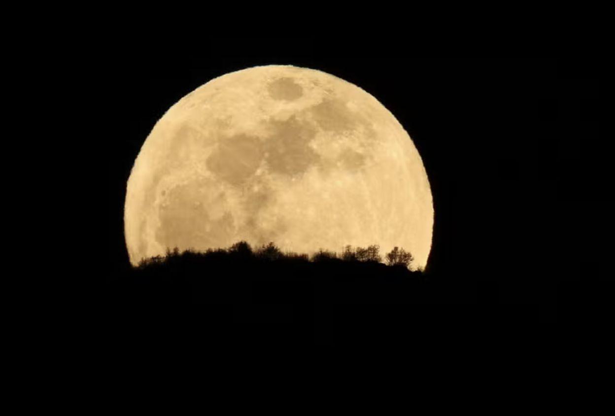 lua-cheia-do-veado-aparece-no-