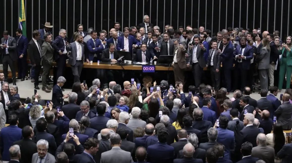 apos-obstrucao-de-plenario-por