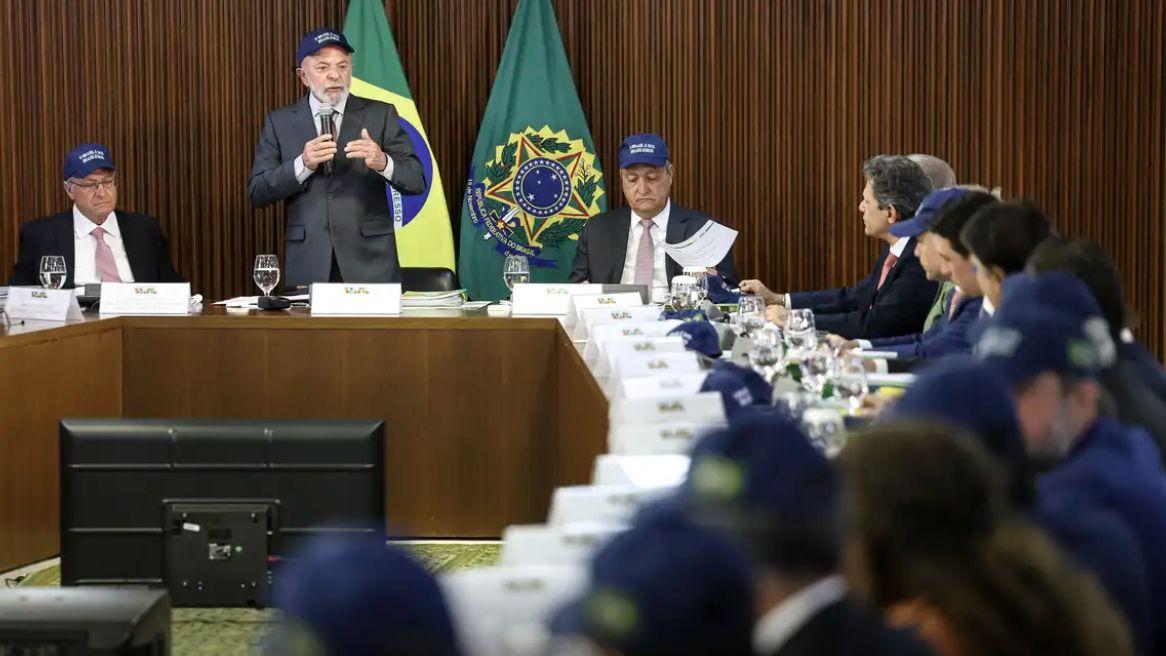 em-reuniao-ministerial-lula-re