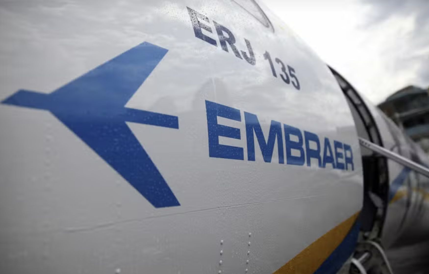 embraer-corrige-balanco-e-troc