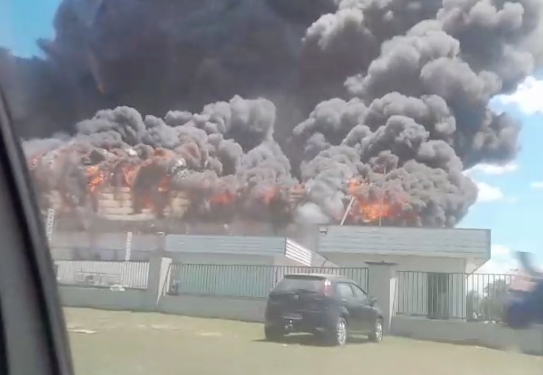 incendio-consome-fabrica-de-mo