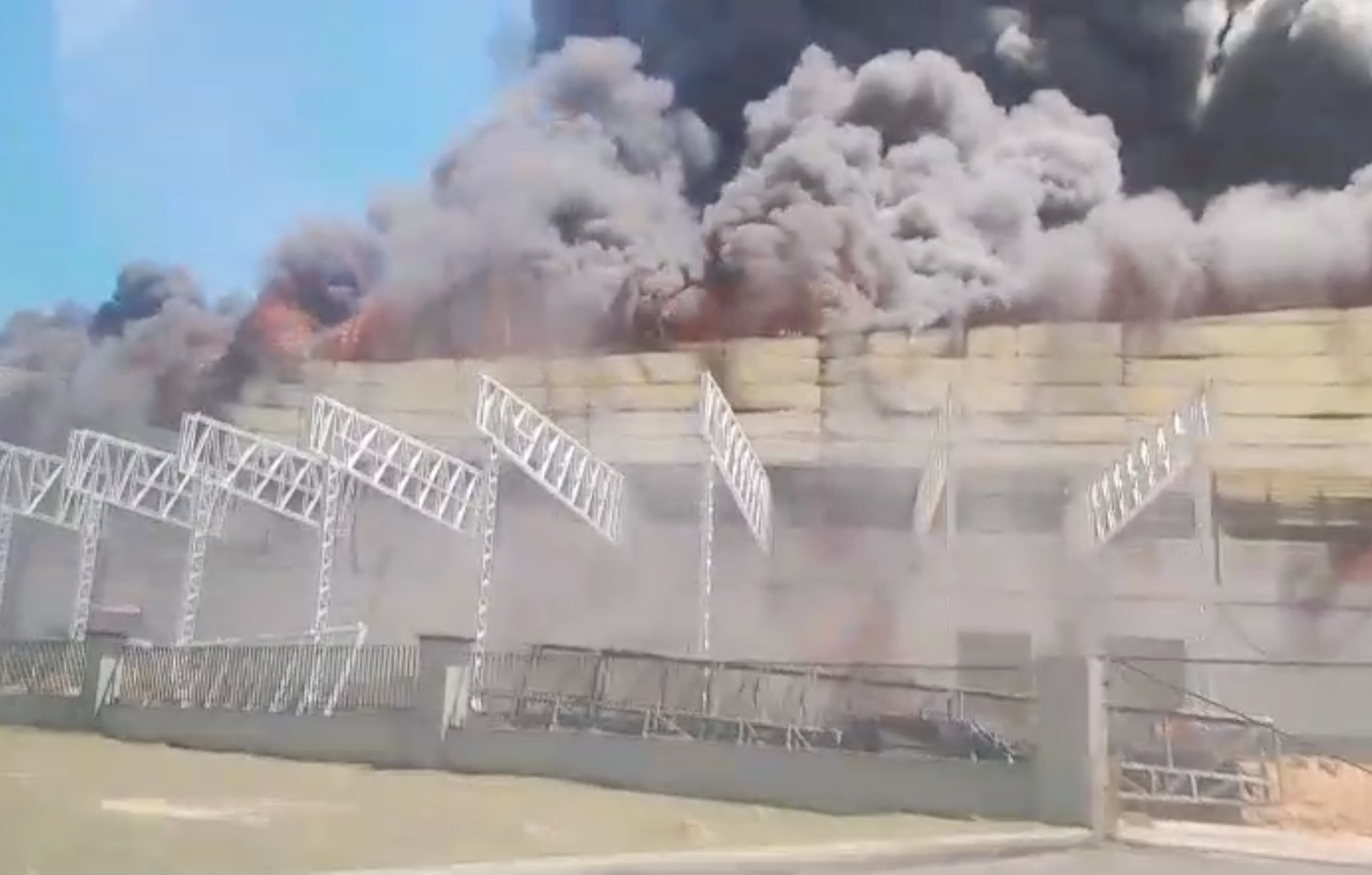incendio-consome-fabrica-de-mo