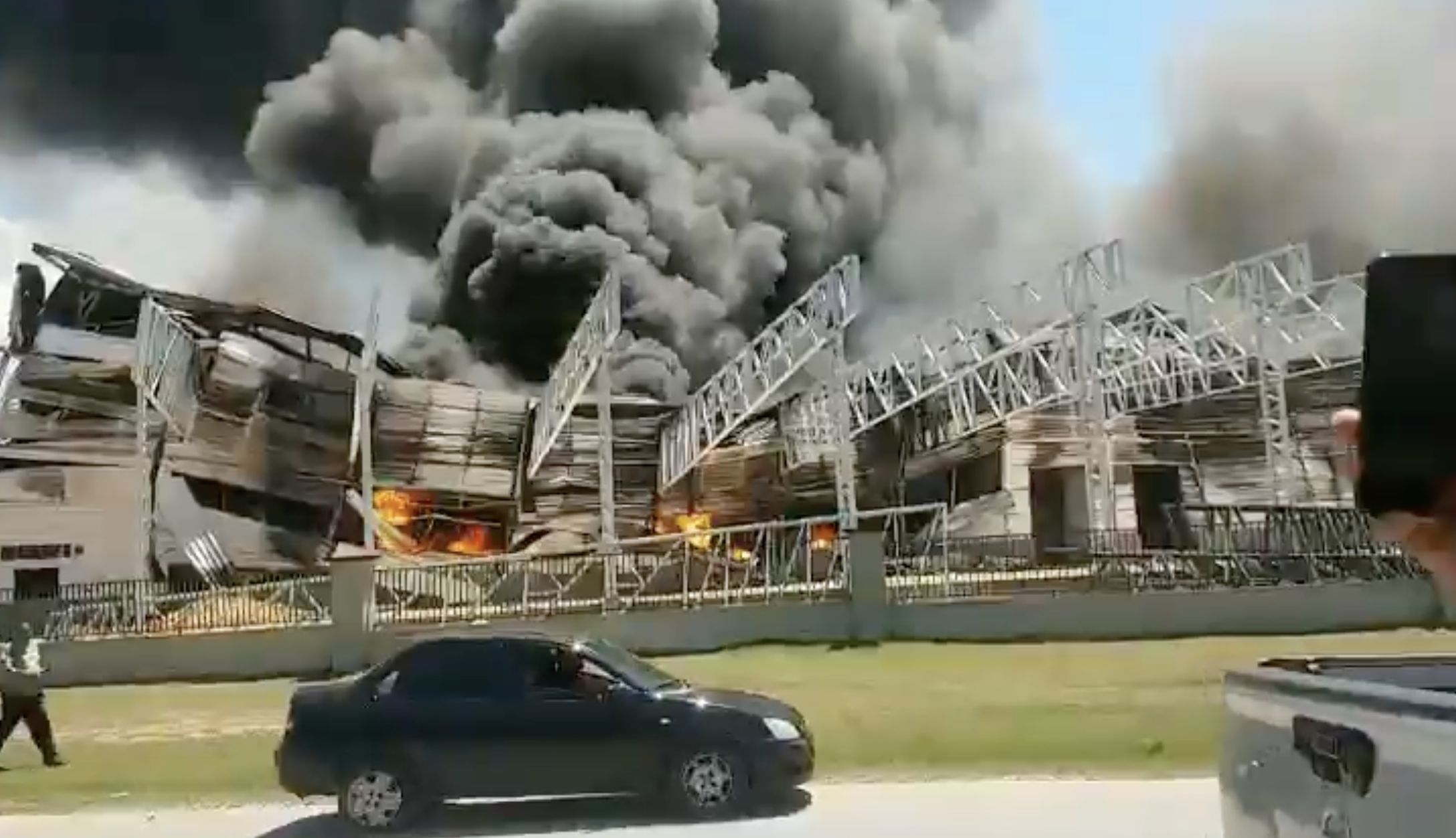 incendio-consome-fabrica-de-mo