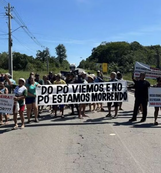 moradores-protestam-por-atraso