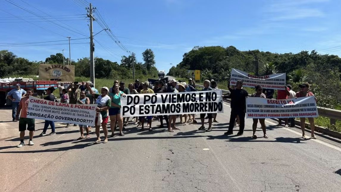 moradores-protestam-por-atraso