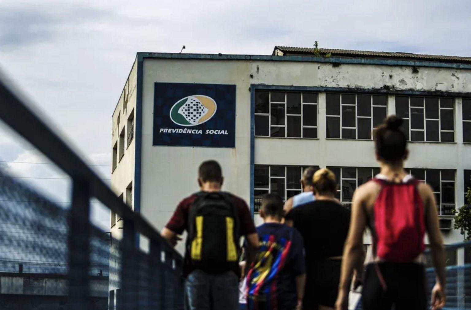 Fila Inss Fila do INSS aumenta e chega a 2,6 milhões de pedidos de benefícios em ...