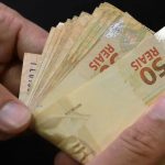 governo-federal-adia-por-dois-