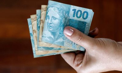 governo-federal-adia-por-dois-