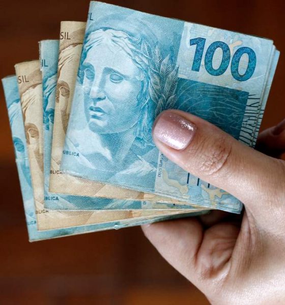 governo-federal-adia-por-dois-