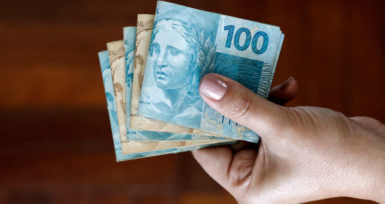 governo-federal-adia-por-dois-