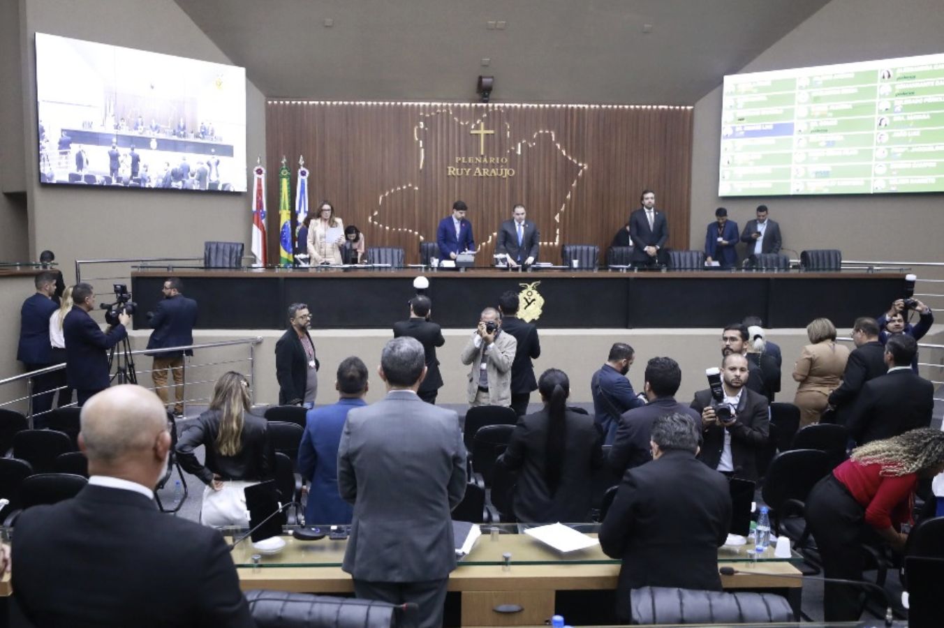 assembleia-do-amazonas-reduz-a