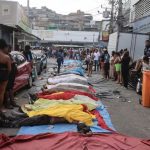 dezenas-de-corpos-sao-levados-