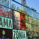 Fachada do museu do Quai Branly, em Paris, exibe chamada para mostra "Amazônia", em Paris, em 29 de setembro de 2025. Foto: © Patrícia Moribe / RFI / RFI