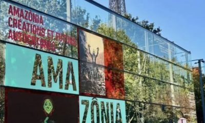 Fachada do museu do Quai Branly, em Paris, exibe chamada para mostra "Amazônia", em Paris, em 29 de setembro de 2025. Foto: © Patrícia Moribe / RFI / RFI