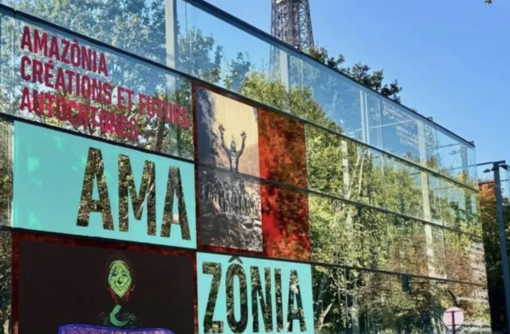 Fachada do museu do Quai Branly, em Paris, exibe chamada para mostra "Amazônia", em Paris, em 29 de setembro de 2025. Foto: © Patrícia Moribe / RFI / RFI