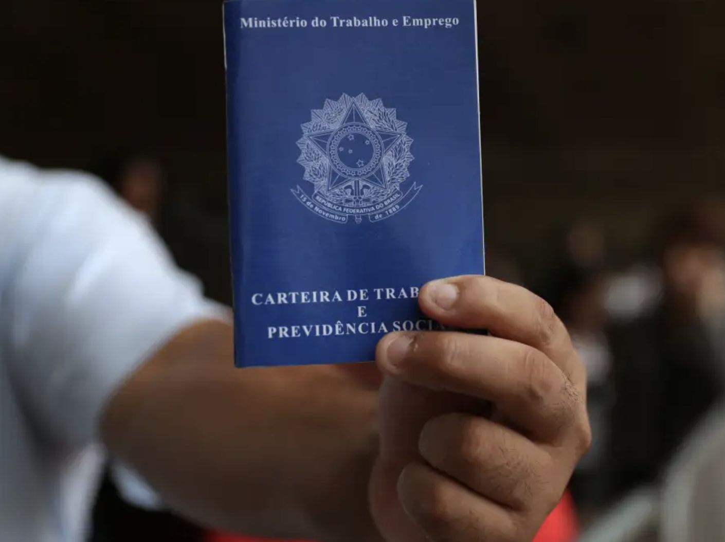 ibge-desemprego-cai-a-56-minim