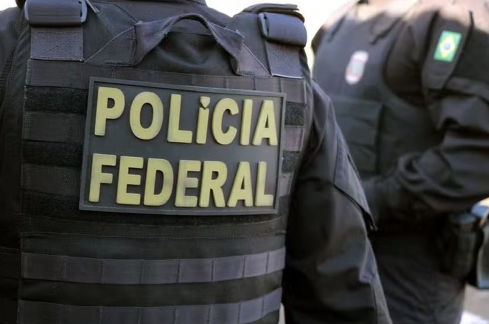 pf-prende-duas-pessoas-em-oper