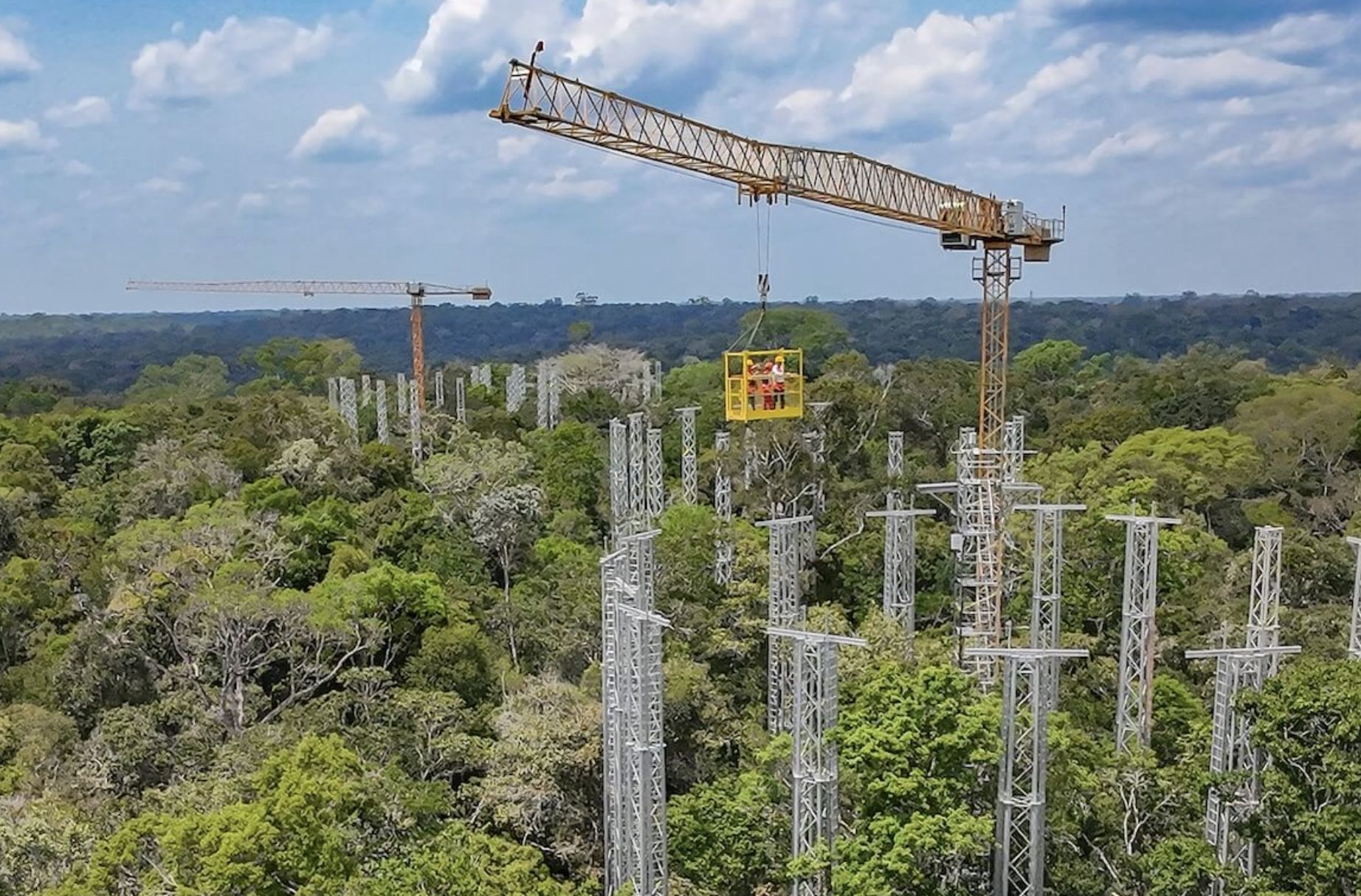 torres-gigantes-proximas-a-man