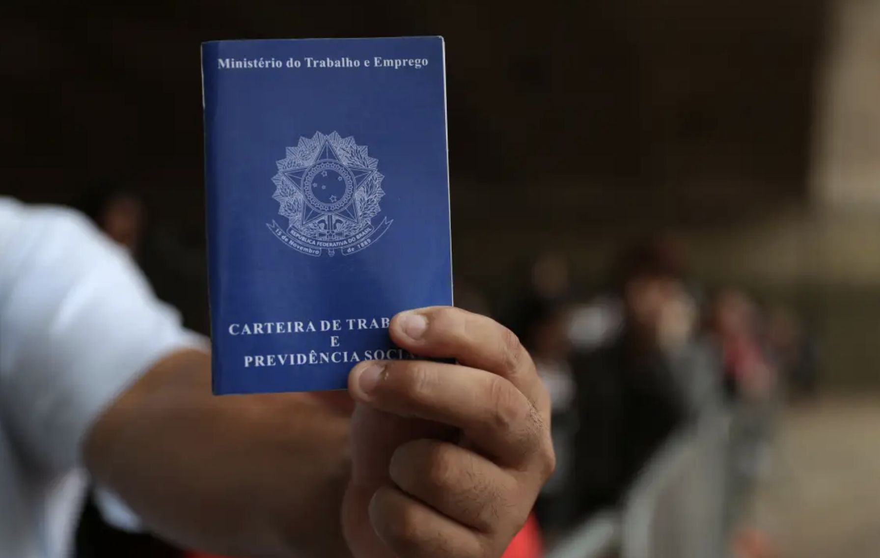 desemprego-cai-a-54-e-atinge-m