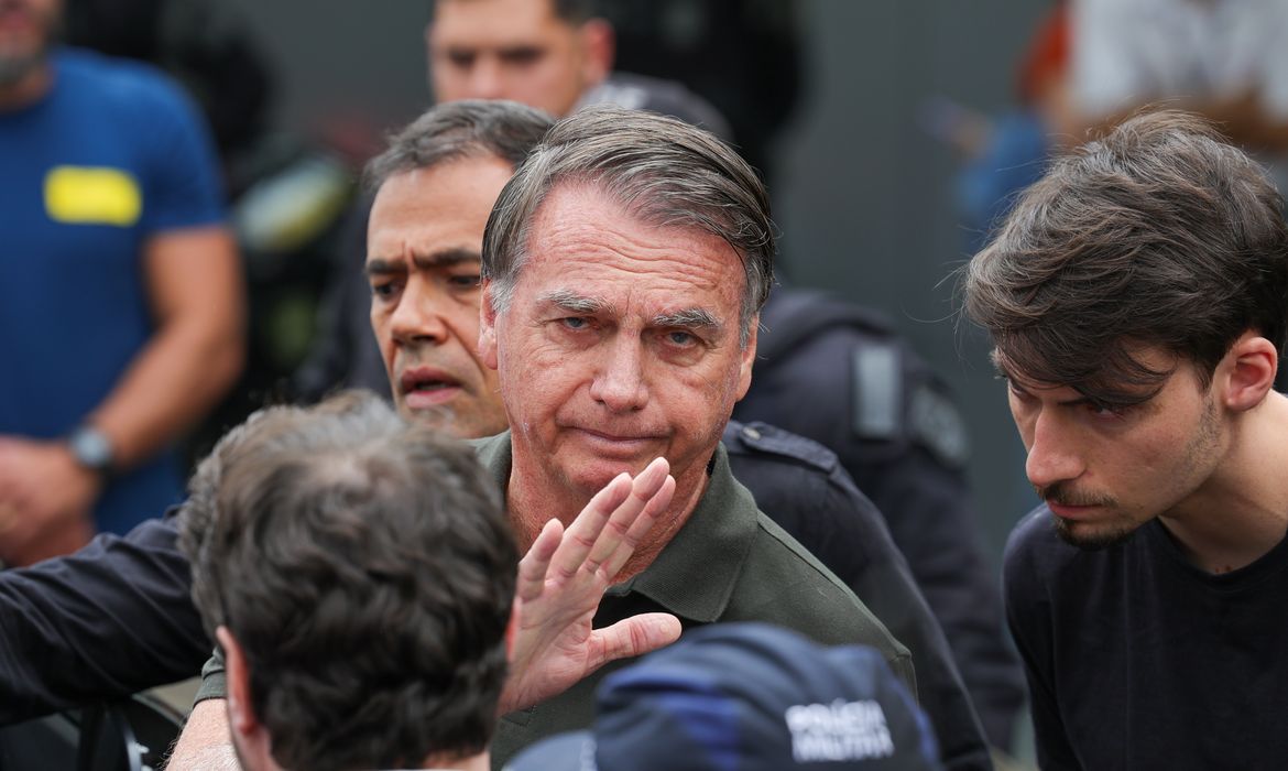 moraes-autoriza-bolsonaro-a-re