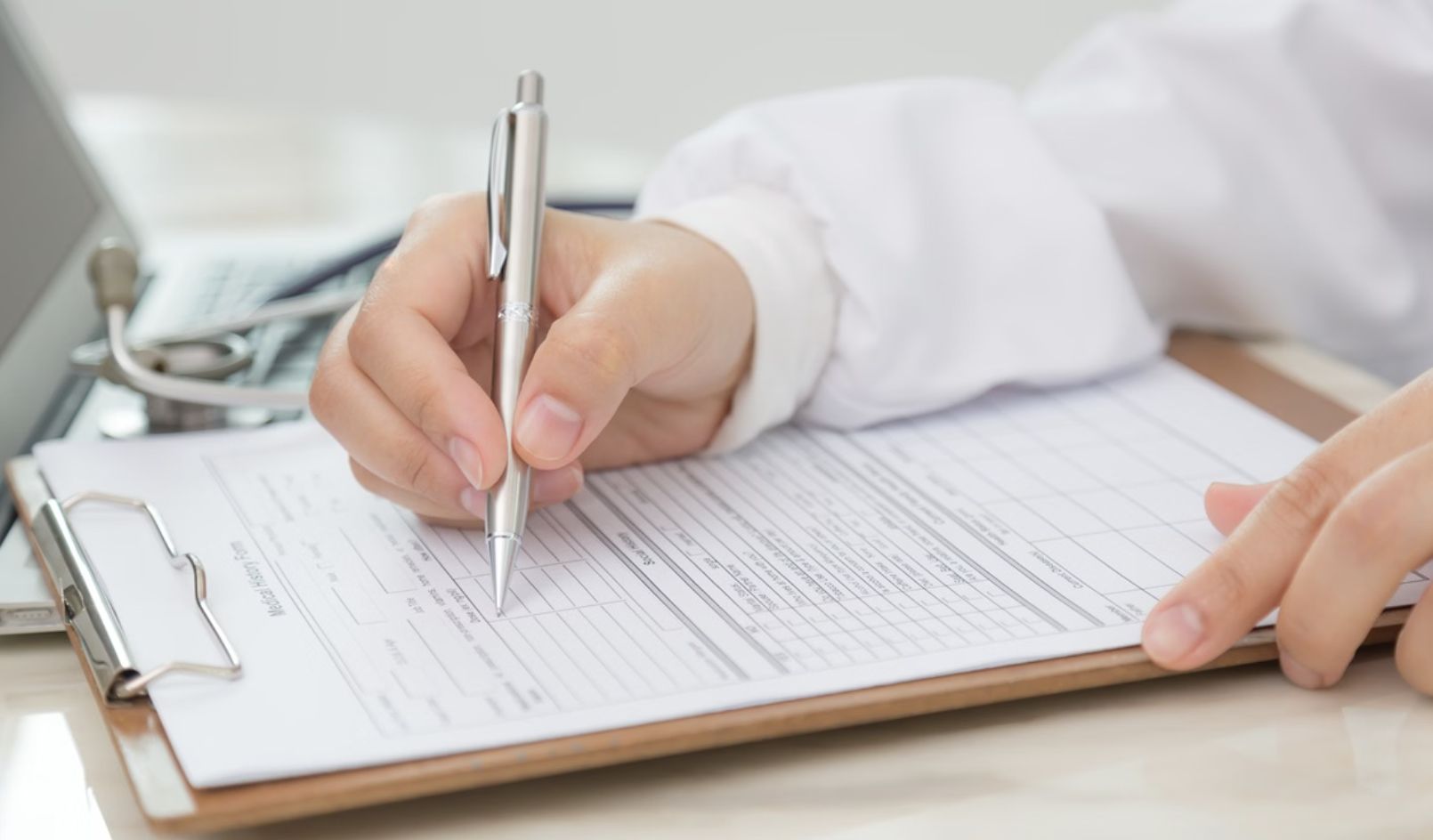 atestados-medicos-de-papel-con