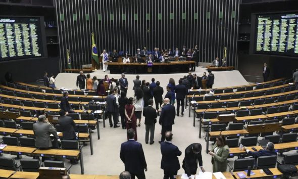 camara-dos-deputados-adia-anal