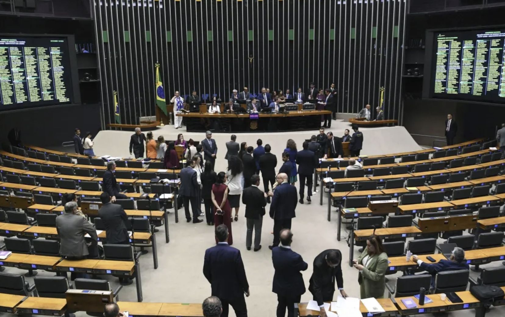 camara-dos-deputados-adia-anal