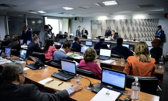 ccj-do-senado-aprova-pec-do-fi