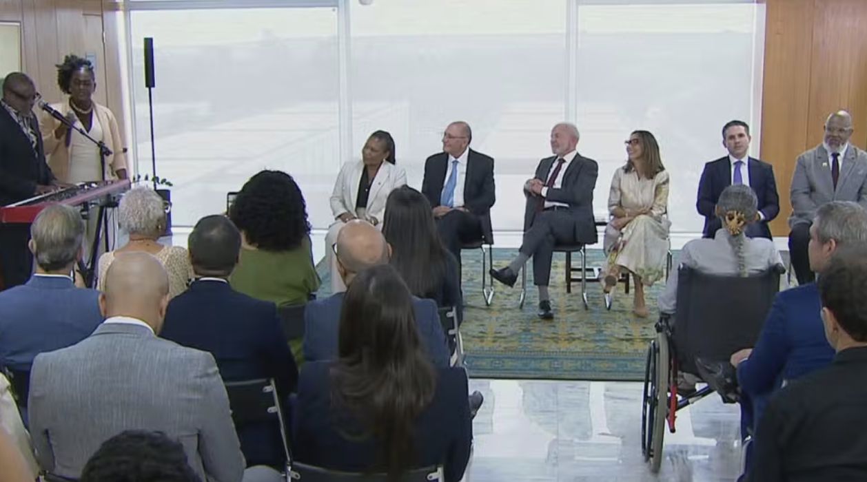 lula-assina-decreto-e-torna-mu