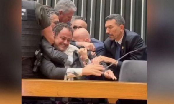 policia-retira-a-forca-glauber