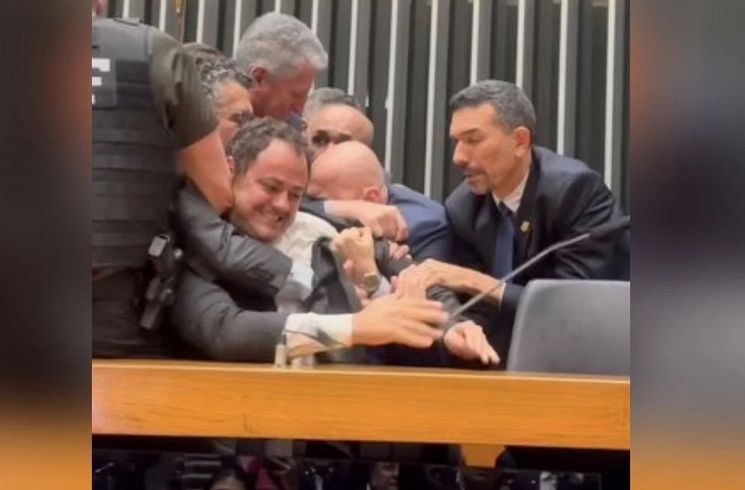 policia-retira-a-forca-glauber