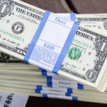 dolar-cai-para-r-520-e-atinge-