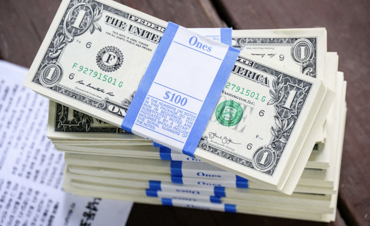 dolar-cai-para-r-520-e-atinge-