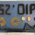 homem-e-preso-com-fuzis-de-gro