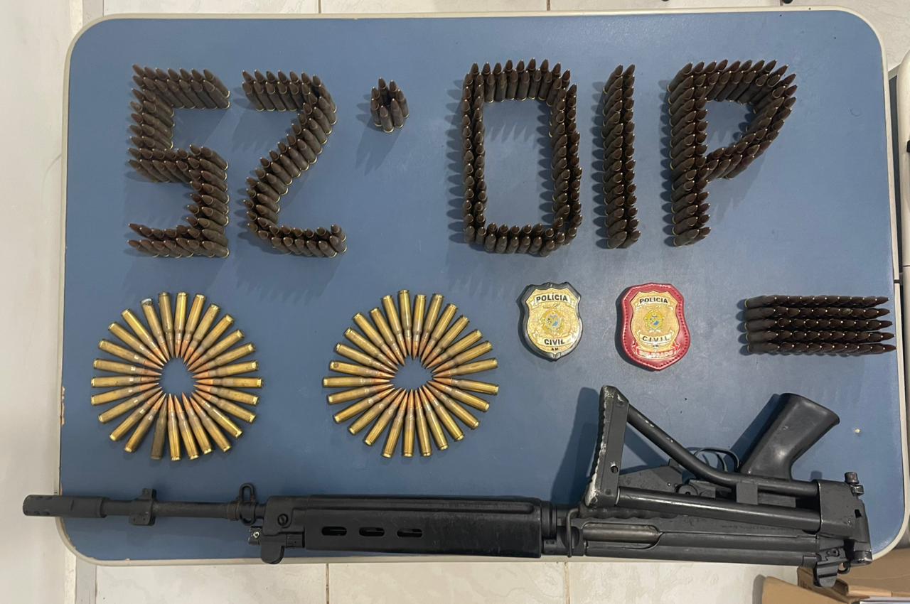 homem-e-preso-com-fuzis-de-gro