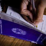 ibge-desemprego-fecha-2025-em-