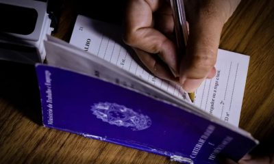 ibge-desemprego-fecha-2025-em-