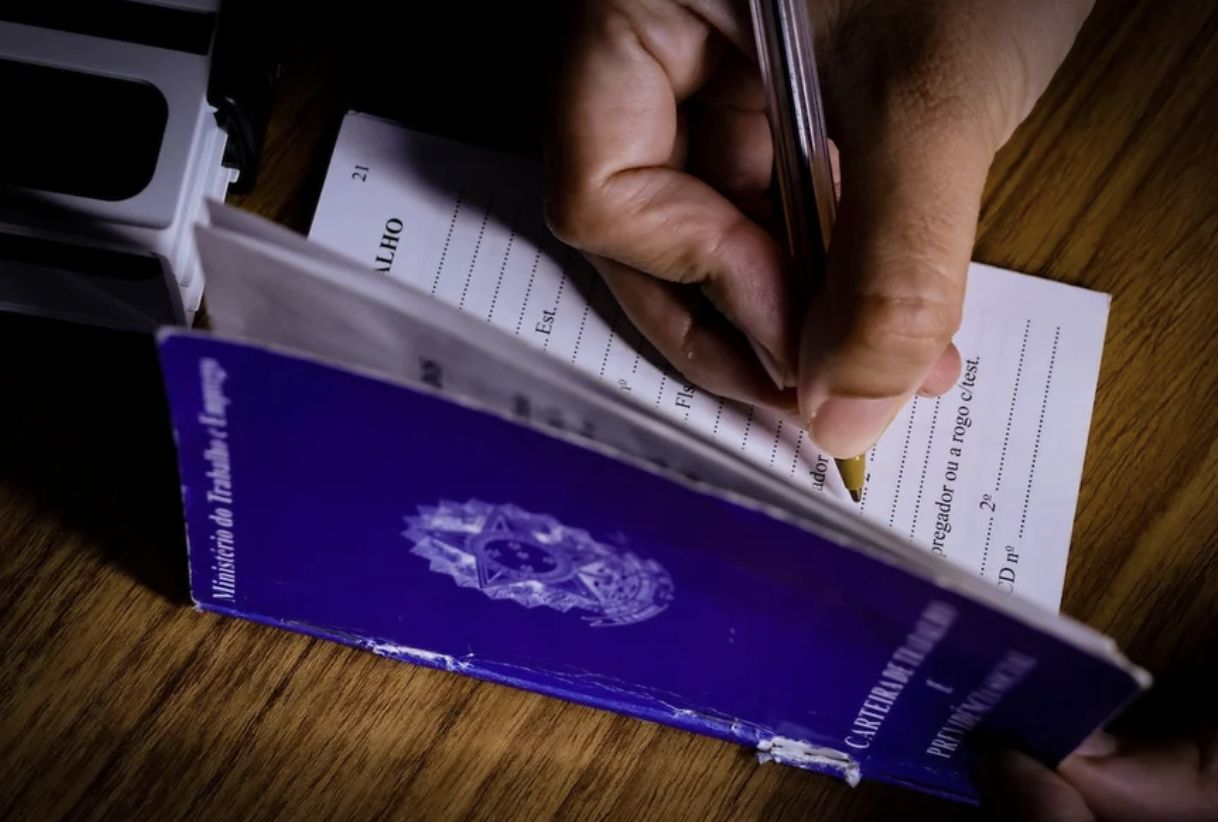 ibge-desemprego-fecha-2025-em-