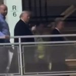 trump-xinga-e-mostra-dedo-do-m