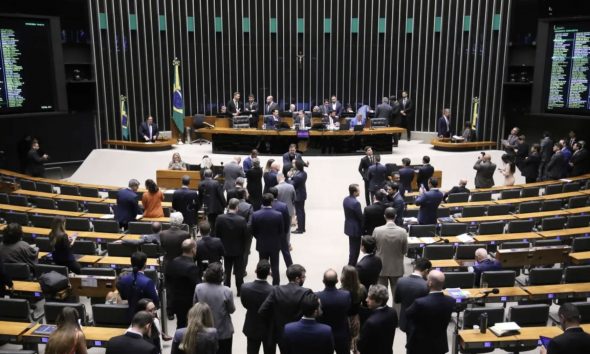 camara-dos-deputados-reverte-a