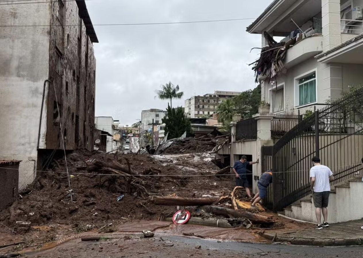 chuva-deixa-22-mortos-e-centen