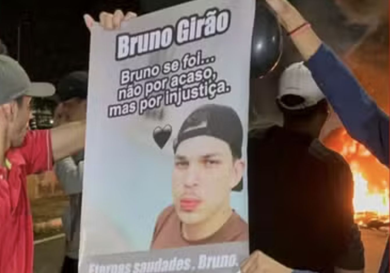 moradores-fazem-barricadas-com